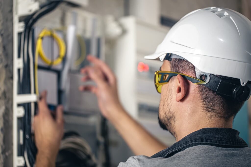 man electrical technician working switchboard with fuses - DratON Elektro | Elektroinstalace a zabezpečení nemovitostí - Brno